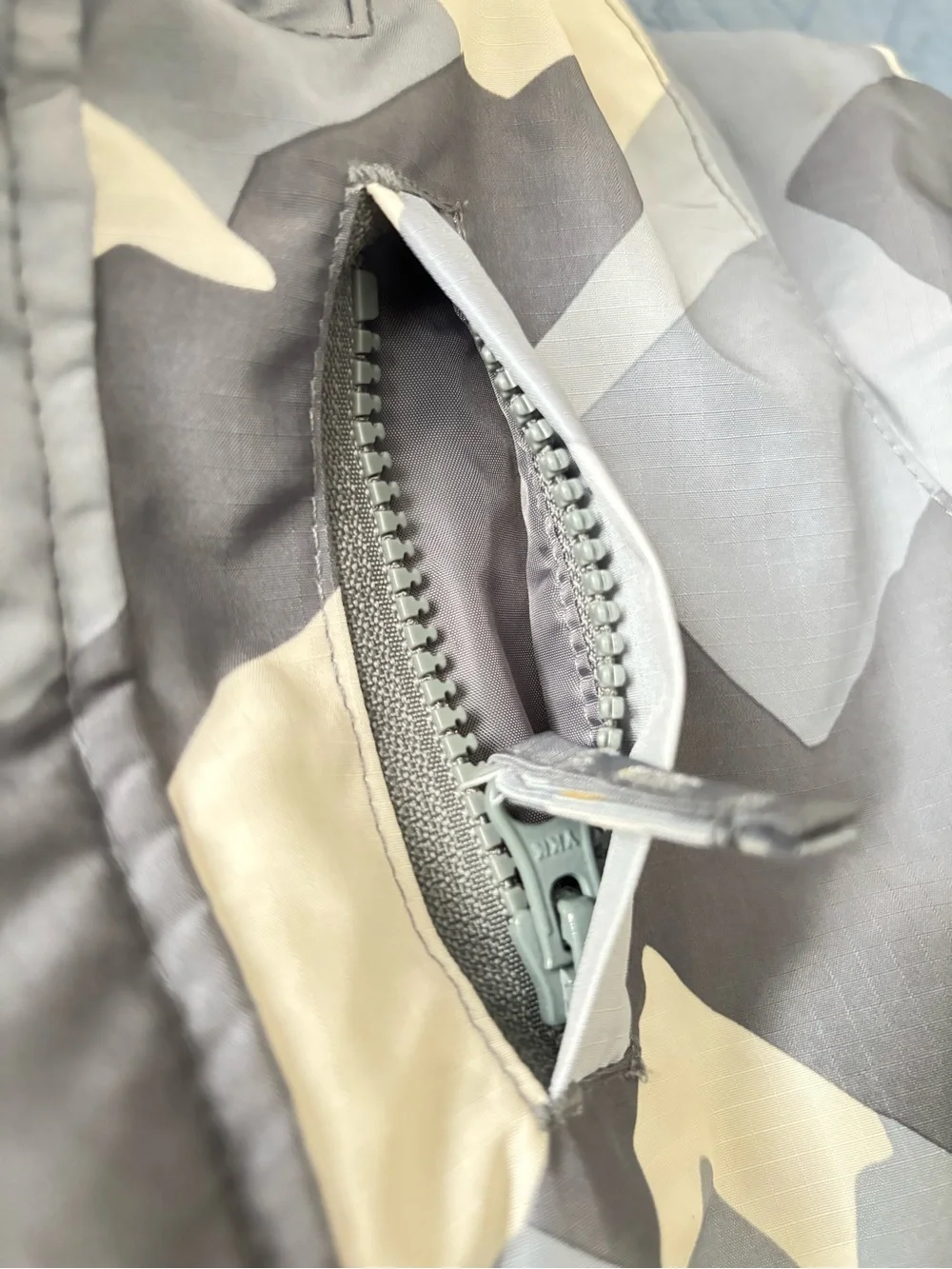 CHILDREN’S PLACE GRAY BEIGE CAMOUFLAGE HOODED COAT, size 4 XS/TP